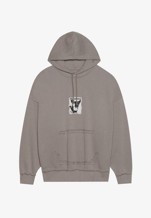 Szürke, túlságosan nagy kapucnis pulóver elülső grafikával, megviselt szegéllyel, állítható húzózsinórokkal és bordázott mandzsettákkal. Puha, texturált anyag.