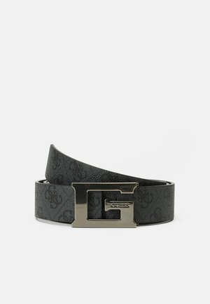 Ceinture noire à motif fabriquée en matériau synthétique, dotée d'une boucle en métal argenté en forme de G avec le nom de la marque "Guess" embossé dessus.