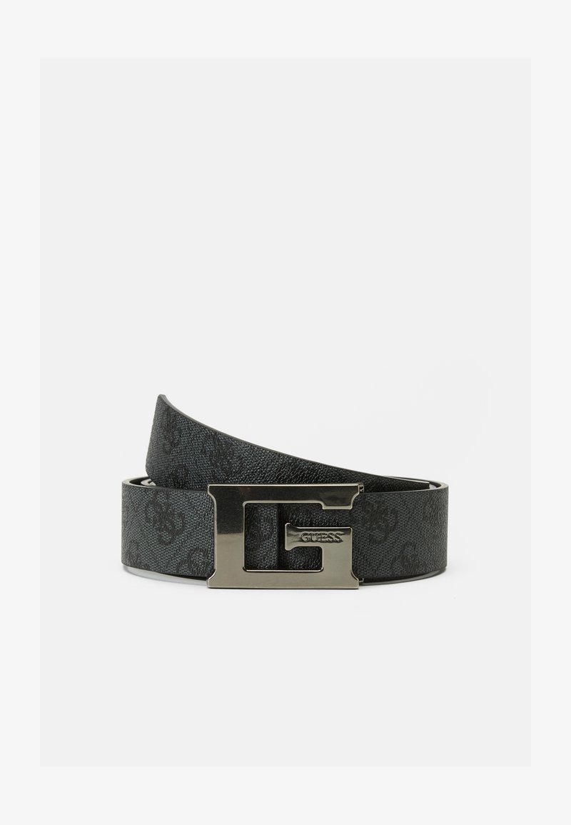 Ceinture noire à motif fabriquée en matériau synthétique, dotée d'une boucle en métal argenté en forme de G avec le nom de la marque "Guess" embossé dessus.