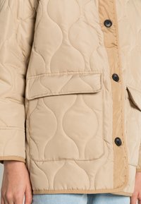 ONLY ONLCHARLEE JACKET - Casaco leve - white pepper