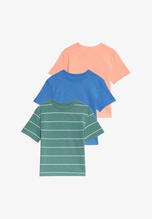 Tres camisetas de manga corta: una de color coral, una azul lisa y una verde a rayas con blanco. Tejido de algodón, cuellos redondos, diseño casual.