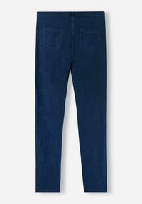 Tmavě modré skinny džíny s pěti kapsami, s rovnými nohavicemi a měkkou texturou. Zadní kapsy mají švy.