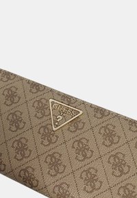 Portafoglio marrone a motivo realizzato in materiale sintetico, con un logo triangolare dorato e una superficie testurizzata con un motivo ripetuto.