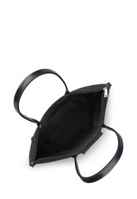 Sac à main en cuir noir avec une texture lisse, fermeture éclair et deux poignées. L'intérieur est doublé de tissu noir, spacieux et sans poches supplémentaires.