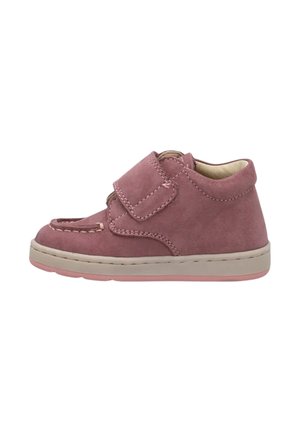 Stivale alla caviglia con chiusura in Velcro in morbida pelle scamosciata rosa chiaro, con dettagli cuciti, suola beige e punta rotonda. Texture liscia, design leggero.
