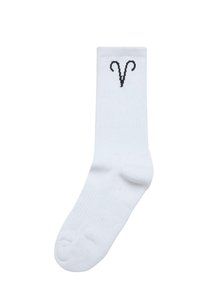 Weiße Baumwollsocke mit geripptem Muster, ausgestattet mit einem schwarzen gestickten 'V'-Logo auf der Vorderseite. Knielange Ausführung. Glatte Oberfläche.