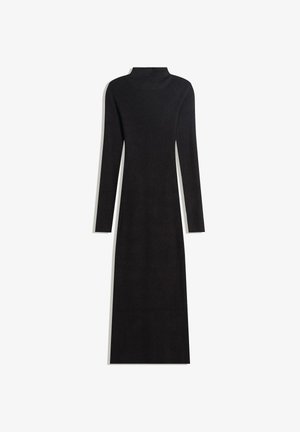 Robe noire en maille côtelée avec col roulé, manches longues, longueur midi droite et texture lisse. Design simple, sans motifs ni accents supplémentaires.