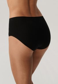 Czarne, bezszwowe majtki o wysokim stanie z gładką, matową teksturą i bez widocznych szwów, które prezentują prosty i funkcjonalny design.