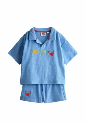 Svetlomodrý detský komplet s krátkymi rukávmi a krátkymi nohavicami, so vyšívanými motívmi slnka, palmy a červeného kraba na tričku a kraba na kraťasoch.