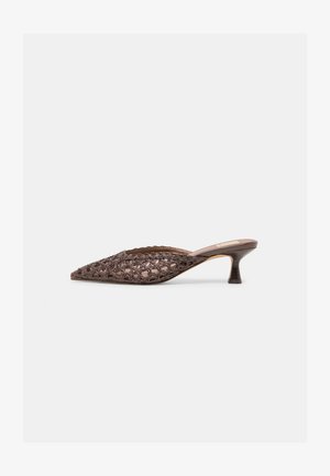 Mule marrón tejido con punta en forma de pico, tacón bajo tipo gatito, diseño de respaldo abierto y un patrón texturizado y en bucles en el material superior.