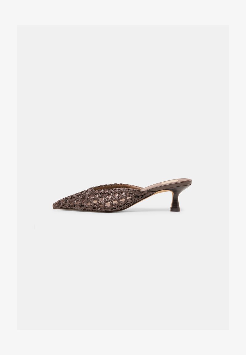 Καφέ υφασμένο mule με μυτερή μύτη, χαμηλό τακούνι τύπου kitten, ανοιχτή πίσω σχεδίαση και υφασμένο, βρόχινο μοτίβο στο επάνω μέρος.