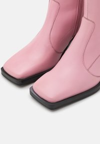 ASRA KERRIA - Botas - feeling pink