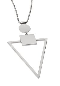 Zilveren ketting met een grote driehoekige hanger, voorzien van een vierkante en cirkelvormige accent, met een strakke metallic afwerking en geometrisch ontwerp.