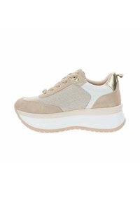 Baskets beiges avec une semelle blanche rembourrée, tige en suède et tissu, accents dorés sur le talon et fermeture à lacets.