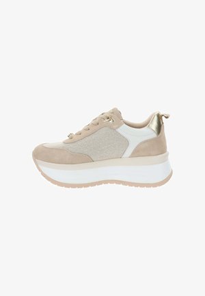 Beżowy sneaker z wyściełaną białą podeszwą, zamszową i materiałową cholewką, złotymi akcentami na pięcie oraz sznurowanym zapięciem.
