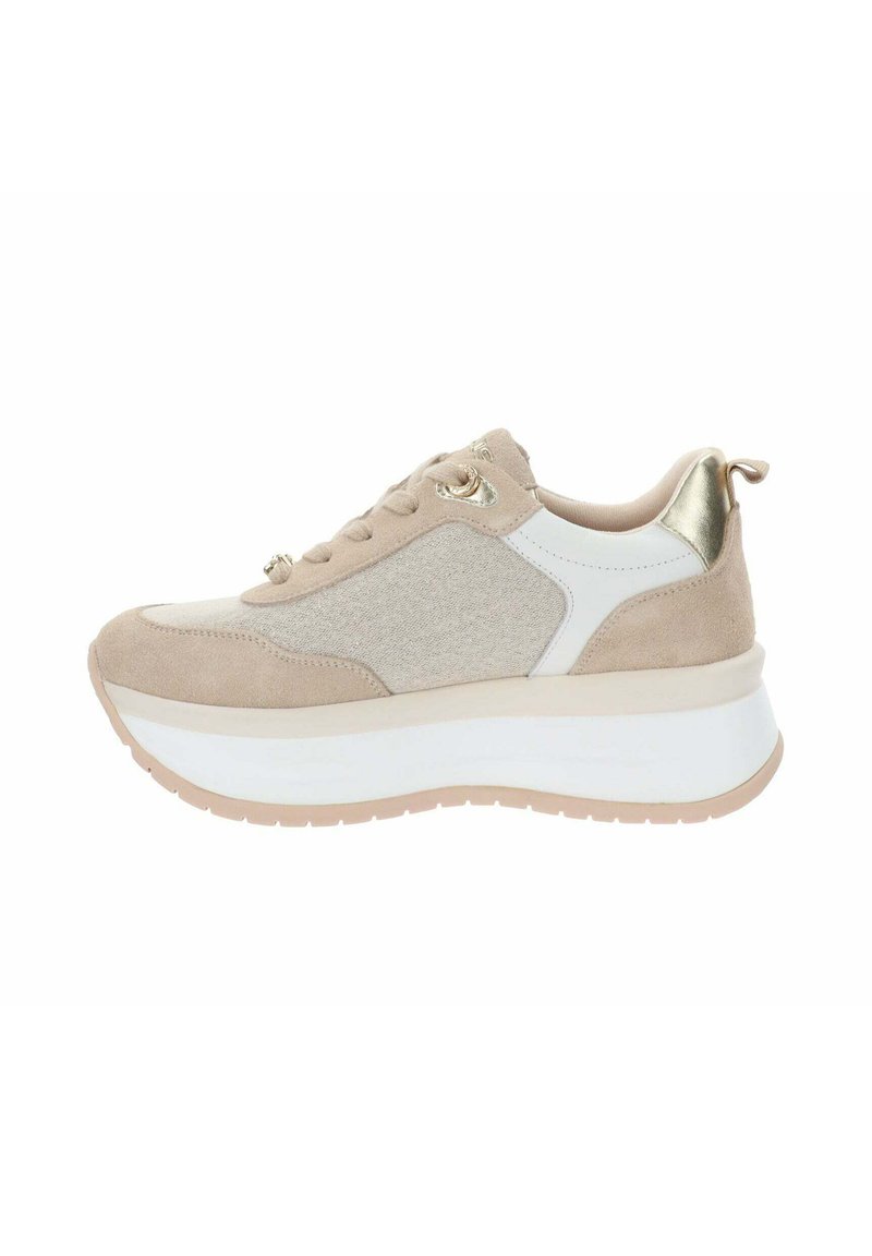 Baskets beiges avec une semelle blanche rembourrée, tige en suède et tissu, accents dorés sur le talon et fermeture à lacets.