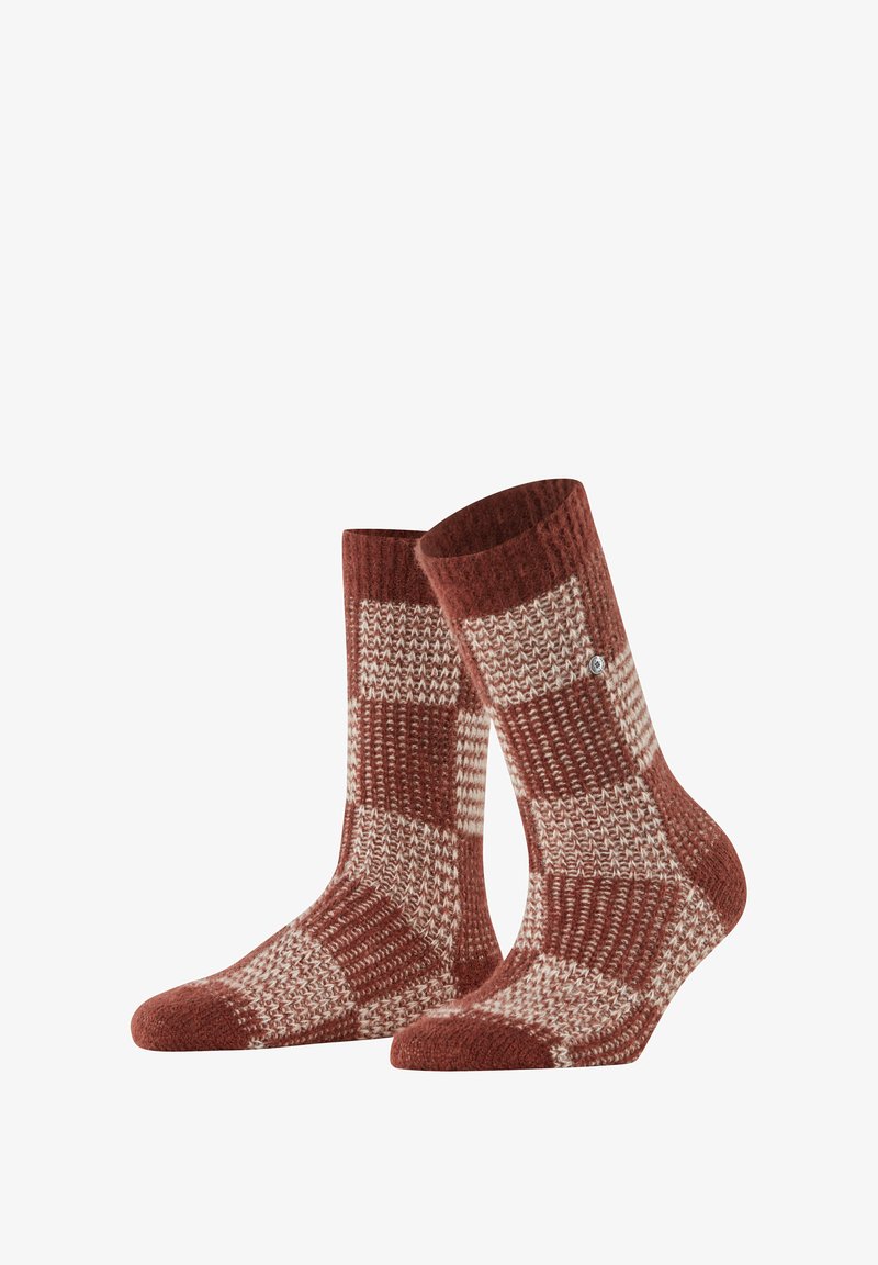 Gebreide sokken met een bruin en crème ruitpatroon, met een geribbelde textuur en een eentonige kleuraccent bij de boord en de teen.