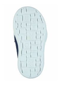 Weiße Gummisohle mit strukturiertem Muster, geprägt mit den Buchstaben "PEPIN" und der Zahl "20". Oberer Teil besteht aus marineblauem Textil.