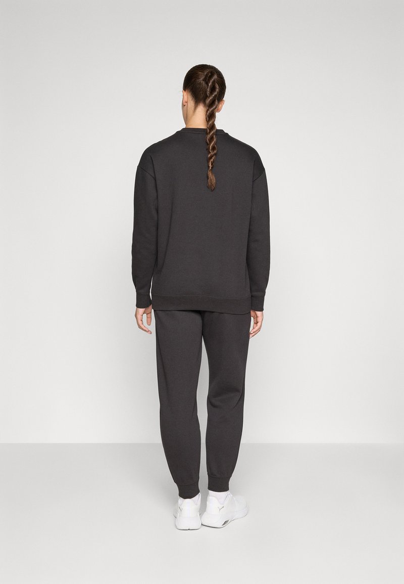 Puma SUIT RELAXED SET - Teplákové kalhoty - black