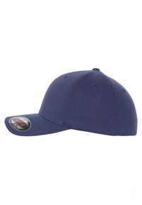 Marineblå baseballcaps laget av glatt stoff, med en buet skjerm, seks-paneldesign og en justerbar stropp bak.