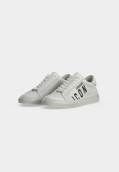 Baskets basses blanches avec lacets et "DSQUARED2 ICON" imprimé en noir sur le côté extérieur de chaque chaussure.