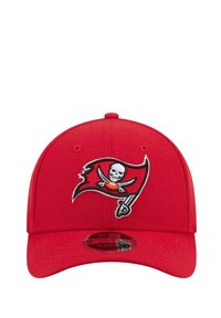 Rote Baseballmütze mit gebogenem Schirm, ausgestattet mit einem gestickten Piratenschädel und gekreuzten Knochen-Logo auf einer Flagge. Hergestellt aus robustem Stoff.