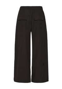 Pantalon noir à jambes larges avec une ceinture élastique et deux poches arrière. Le matériau semble doux avec des détails de couture minimaux.