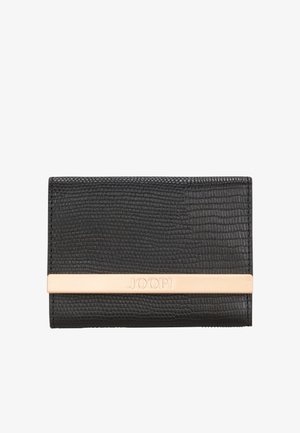 Portafoglio nero texture in pelle con un accento in metallo dorato, caratterizzato da un logo e un design slim.