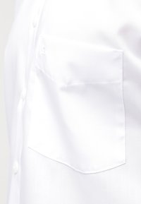 Chemise blanche à boutons, avec une texture lisse, un col classique et une poche poitrine du côté gauche. Pas de motifs ni d'accents visibles.