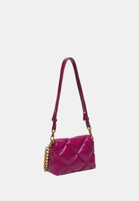 Geantă din piele roz matlasată cu un accent de lanț aurie și o curea asortată. Design compact cu un finisaj lucios și un model geometric.
