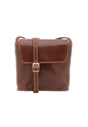 Borsa a tracolla in pelle marrone con finitura liscia, forma rettangolare, pattina ripiegabile e dettaglio con fibbia metallica. Presenta cuciture a contrasto.
