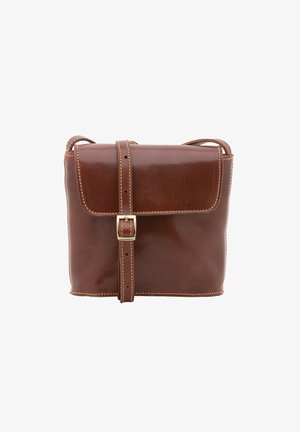 Borsa a tracolla in pelle marrone con finitura liscia, forma rettangolare, pattina ripiegabile e dettaglio con fibbia metallica. Presenta cuciture a contrasto.