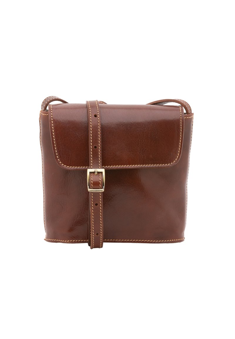 Borsa a tracolla in pelle marrone con finitura liscia, forma rettangolare, pattina ripiegabile e dettaglio con fibbia metallica. Presenta cuciture a contrasto.