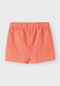 Pantalones cortos color coral hechos de tela texturizada con una cinturilla elástica. Dobladillo recto y sin bolsillos. Diseño simple y material ligero.