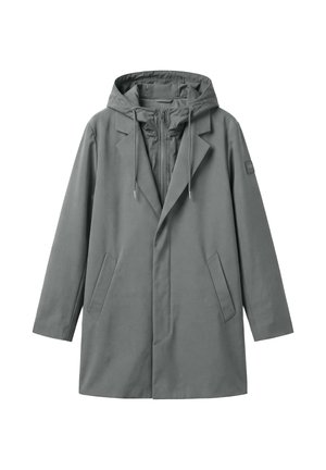 Abrigo impermeable gris de longitud media con cuello de solapa y capucha con cremallera y cordones ajustables, dos bolsillos delanteros y mangas largas.