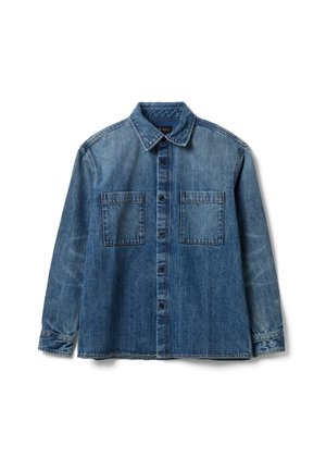 Blaues Jeans-Hemd zum Knöpfen mit langen Ärmeln, zwei Brusttaschen und einem Kragen, flach auf weißem Hintergrund dargestellt.