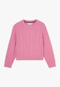 Rosa kabelstickad tröja med ribbad ärm- och nederkant, rund halsringning och liten broderad Tommy Hilfiger-logotyp på bröstet.