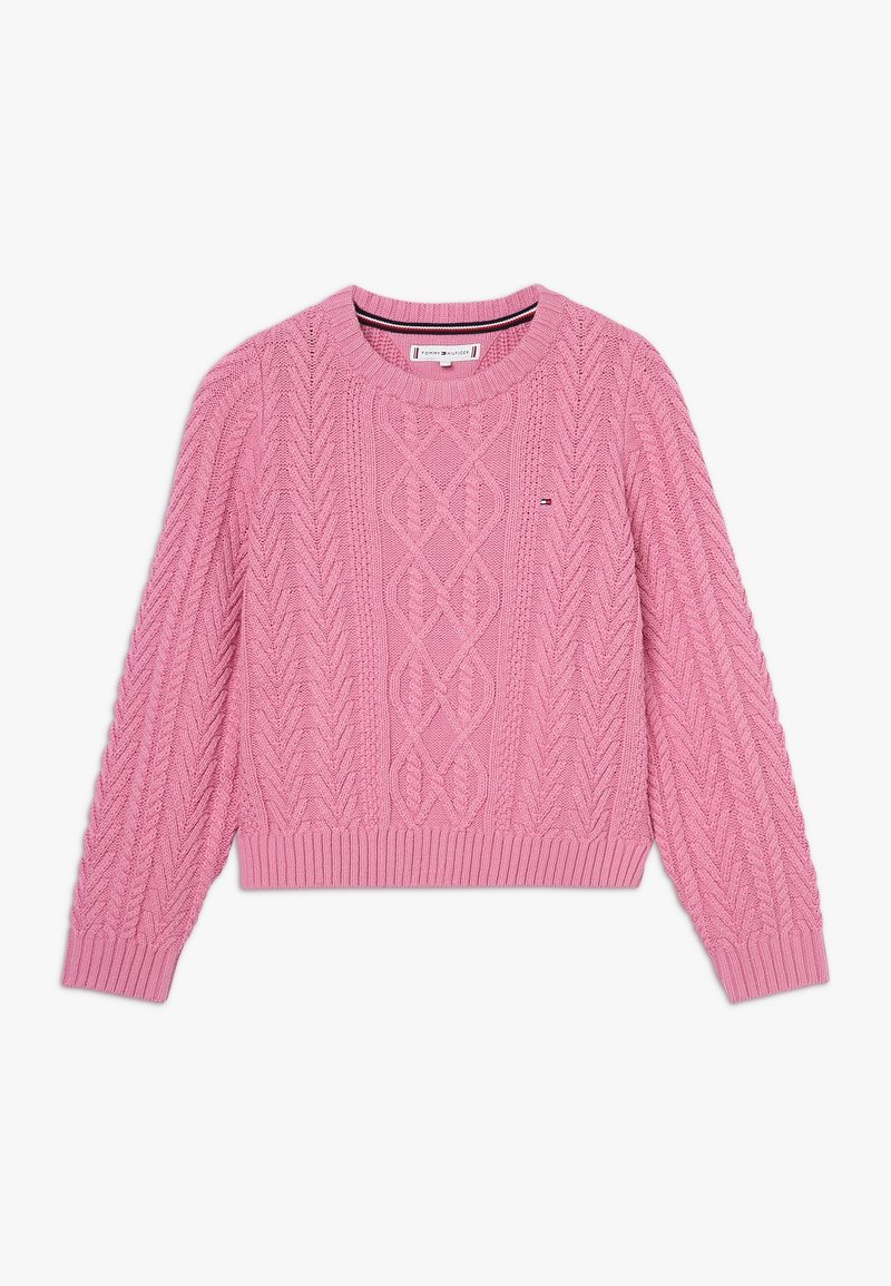 Rosa kabelstickad tröja med ribbad ärm- och nederkant, rund halsringning och liten broderad Tommy Hilfiger-logotyp på bröstet.