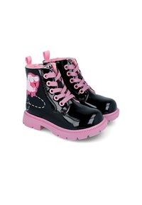Botas de tobillo de charol negro con acentos rosas, punteras redondas, cordones rosas y un bordado de oveja en el lateral.