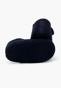 Chausson bleu marine, dessus en tissu doux, forme arrondie, bande élastique à la cheville, semelle plate avec une texture minimale, design simple.