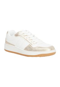 Witte sneakers met gouden accenten, textuur aan de zijkanten en een gumrubberen zool. Kenmerken zijn veters, een gewatteerde kraag en een platte vormgeving.
