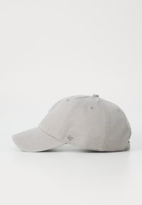 Helle graue Baseballmütze aus Baumwolle mit gebogenem Schirm, ausgestattet mit Nähdetails und einem aufgestickten Logo auf der Vorderseite.