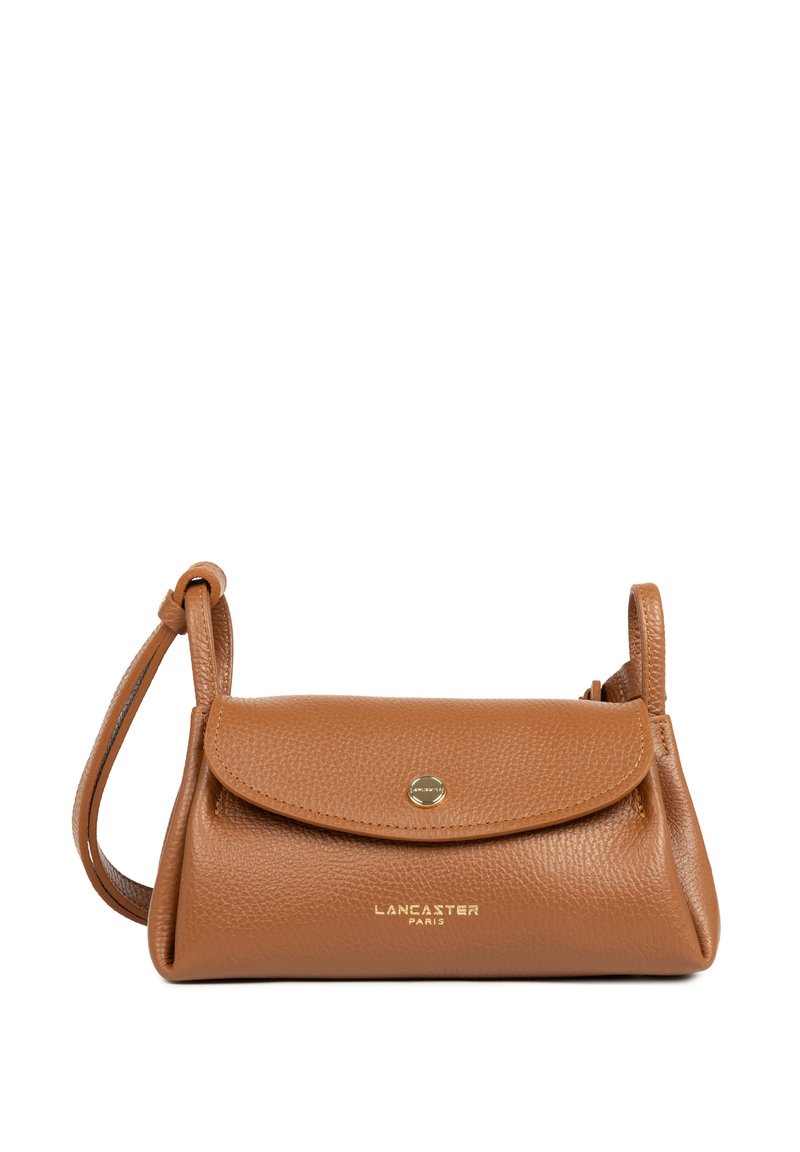 Sac à main en cuir brun avec une finition texturée, forme incurvée, fermeture à pression magnétique et un logo doré à l'avant. Inclut une bandoulière détachable.
