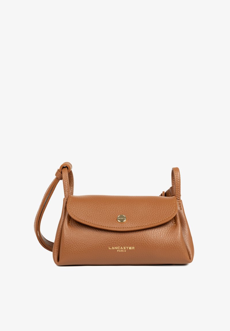 Sac à main en cuir brun avec une finition texturée, forme incurvée, fermeture à pression magnétique et un logo doré à l'avant. Inclut une bandoulière détachable.