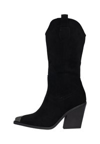 Bota de vaquero de ante negra con punta en punta, tacón apilado y detalles de costura decorativa. Presenta un caña alta y una pestaña para tirar.