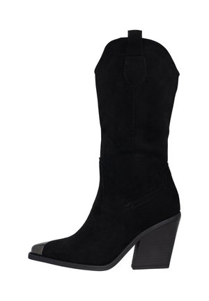 Czarne zamszowe kowbojki z szpiczastym noskiem, stożkowym obcasem i dekoracyjnym przeszyciem. Posiadają wysoką cholewkę i uchwyt do zakładania.