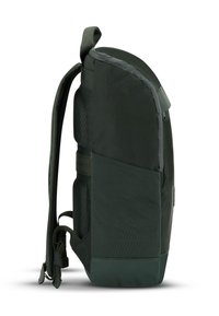Sac à dos vert foncé au design structuré, avec des côtés texturés, des bretelles rembourrées et une poche latérale pour un accès facile.