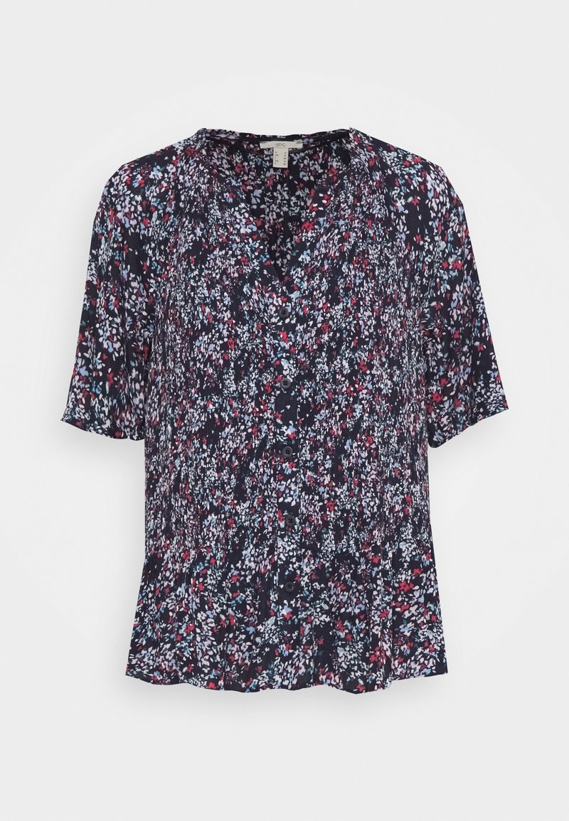 Blomstret bluse med en mørk navy baggrund og mønstre i pink, hvidt og blåt. Korte ærmer, v-udskæring og knaplukning foran.