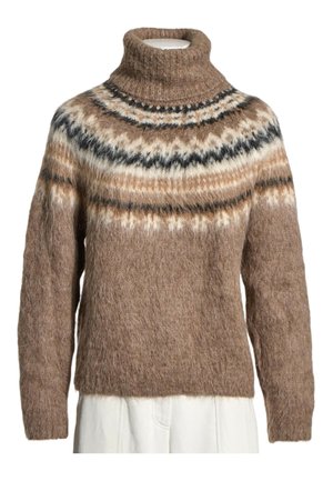 Brązowy, puszysty sweter z golfem z wielokolorowym wzorem Fair Isle na piersiach i ramionach, noszony na białych spodniach.