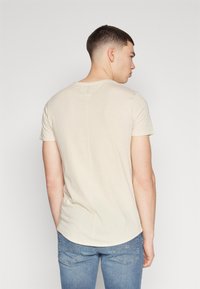 Tommy Jeans JASPER beżowy